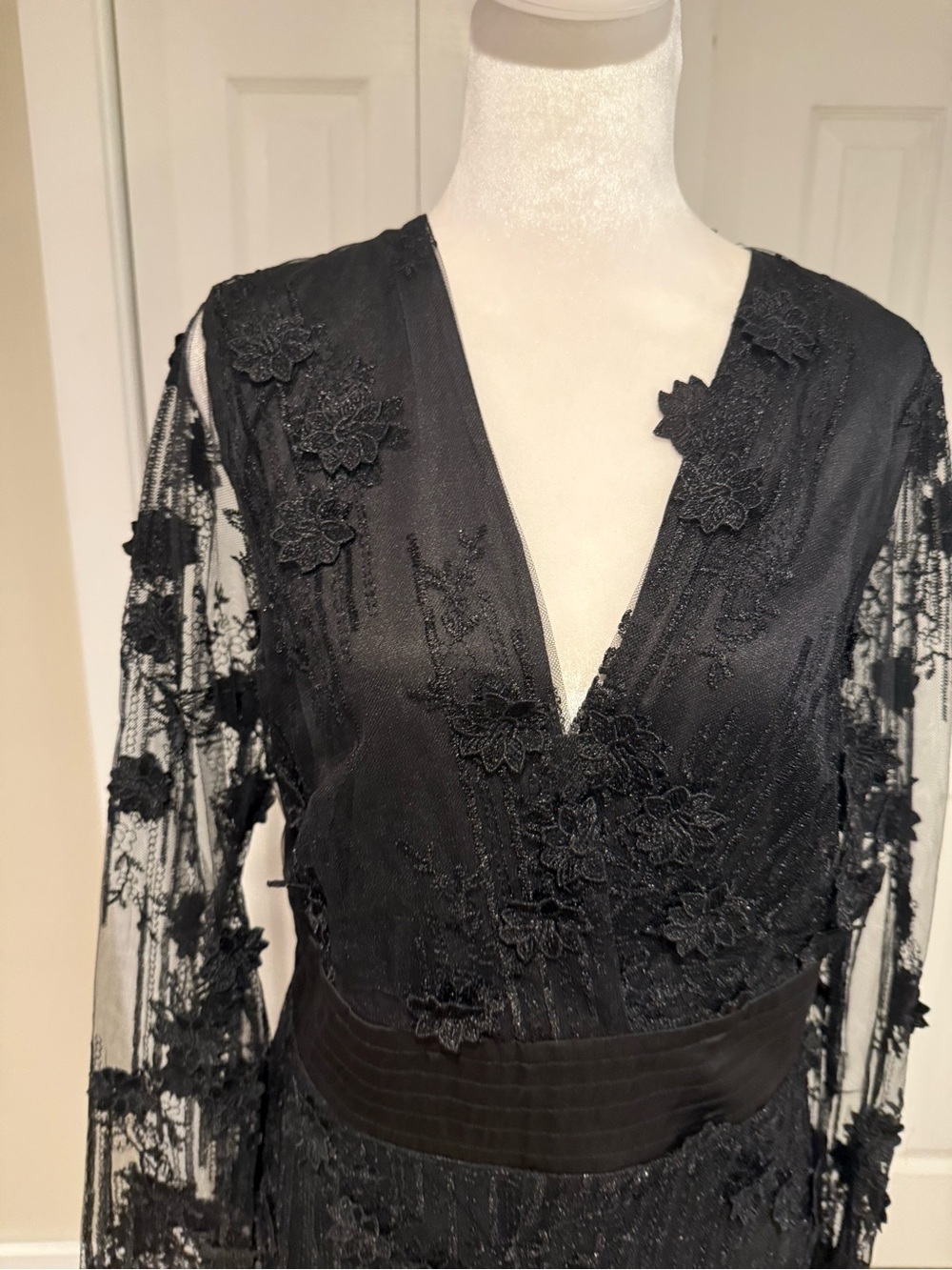 Lulu's, NWT Floral 3d Black Lace V-Neck Long-Sleeve Jumpsuit, Size L - Picture 4 of 16